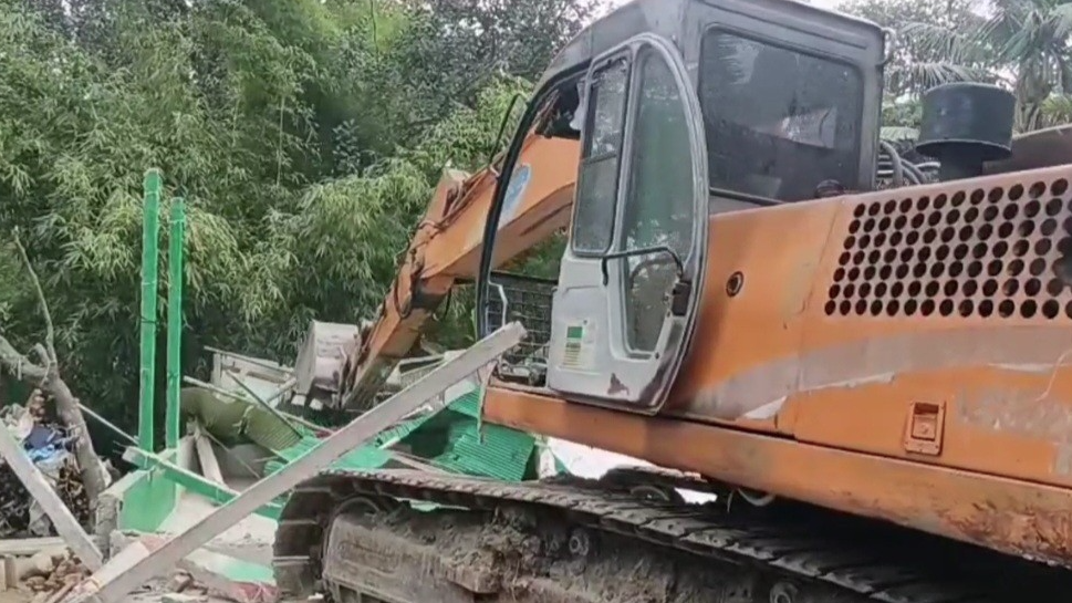 শ্রীপুরে বনভূমিতে অবৈধ স্থাপনা উচ্ছেদে যৌথ অভিযান